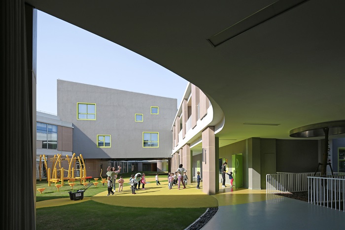 现代15班幼儿园建筑方案设计（含平立剖、实景图）(5)